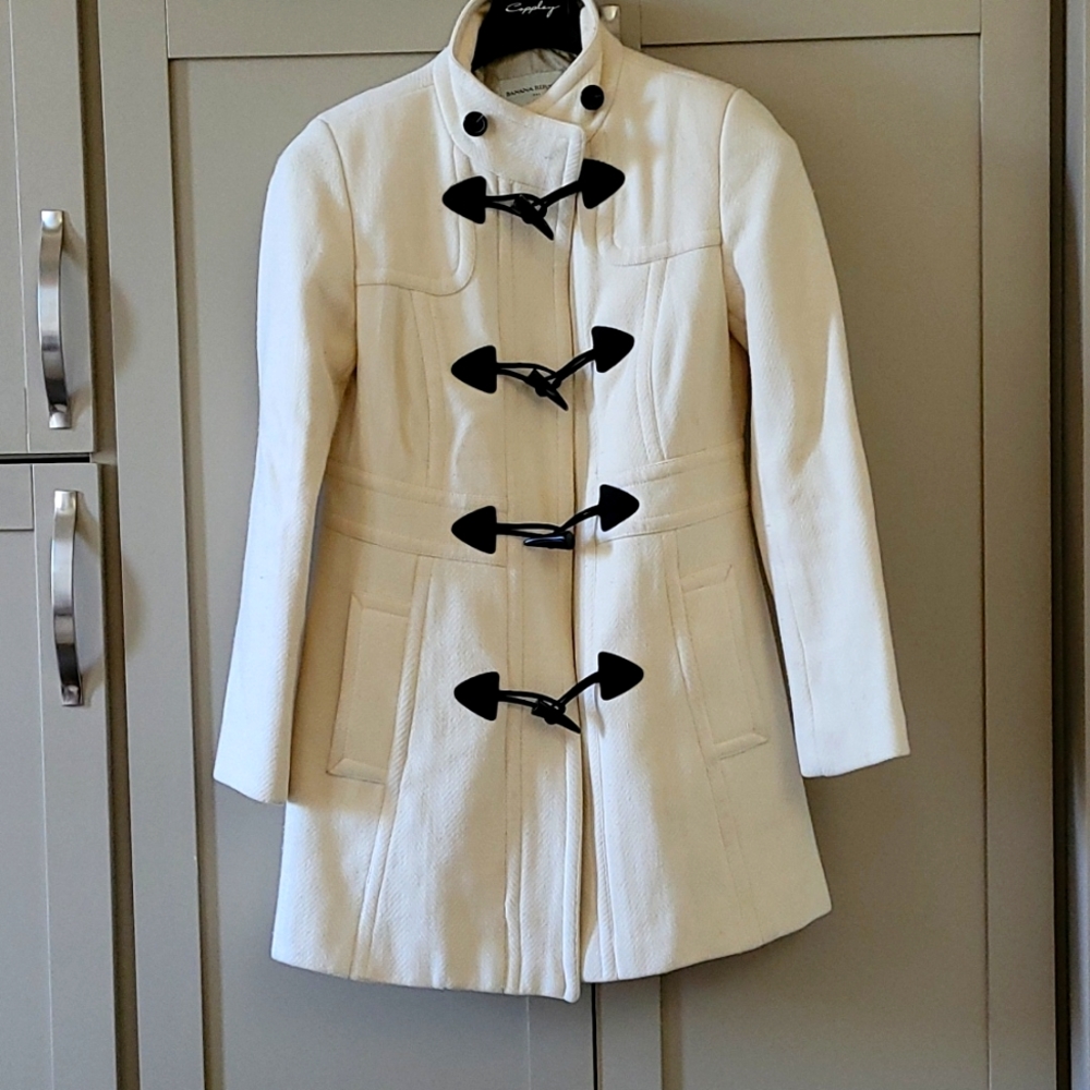 Banana Republic Cream winter toggle coat. SIZE MEDIUM.